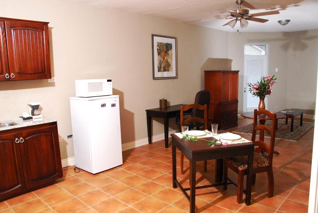 Guest House Villa Mishkan Runaway Bay Room photo