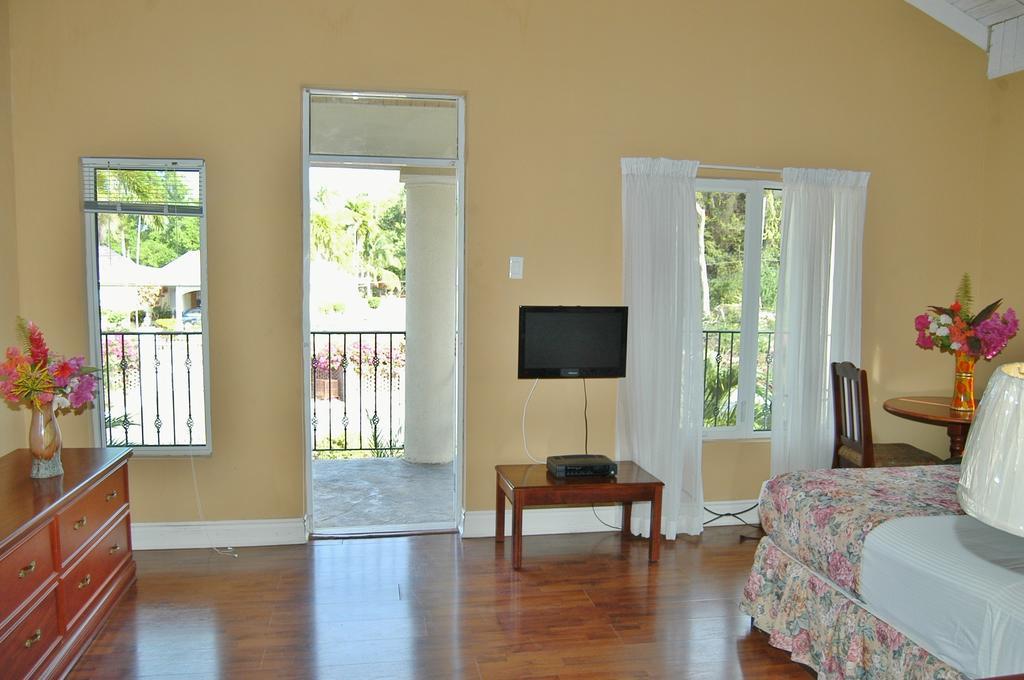 Guest House Villa Mishkan Runaway Bay Room photo