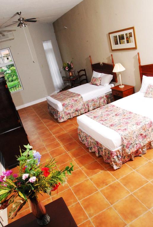 Guest House Villa Mishkan Runaway Bay Room photo