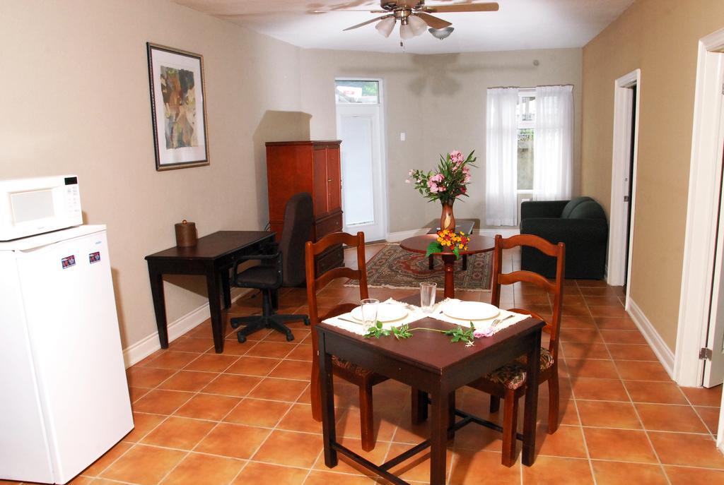 Guest House Villa Mishkan Runaway Bay Room photo