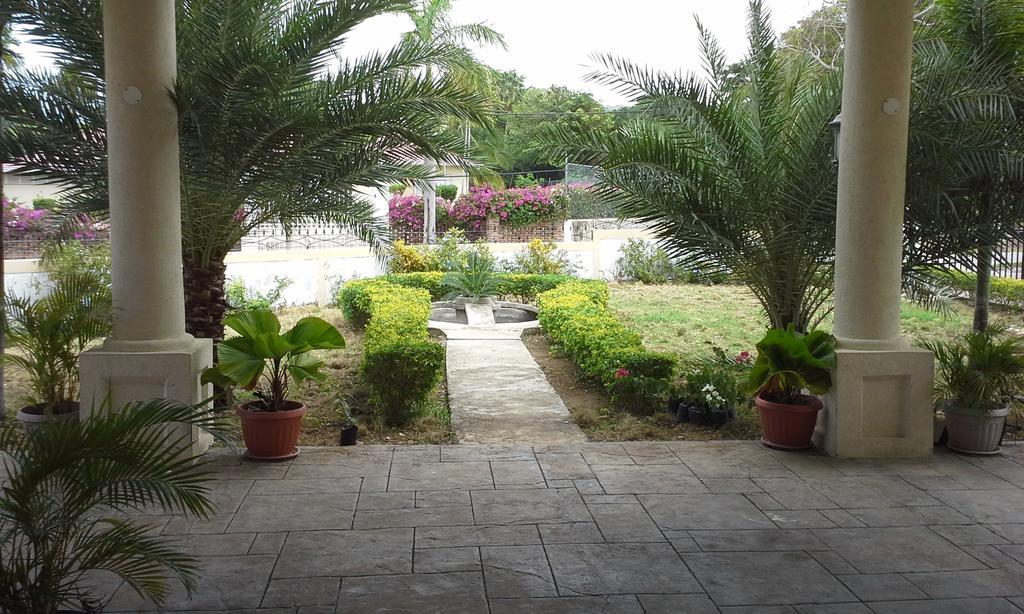 Guest House Villa Mishkan Runaway Bay Exterior photo