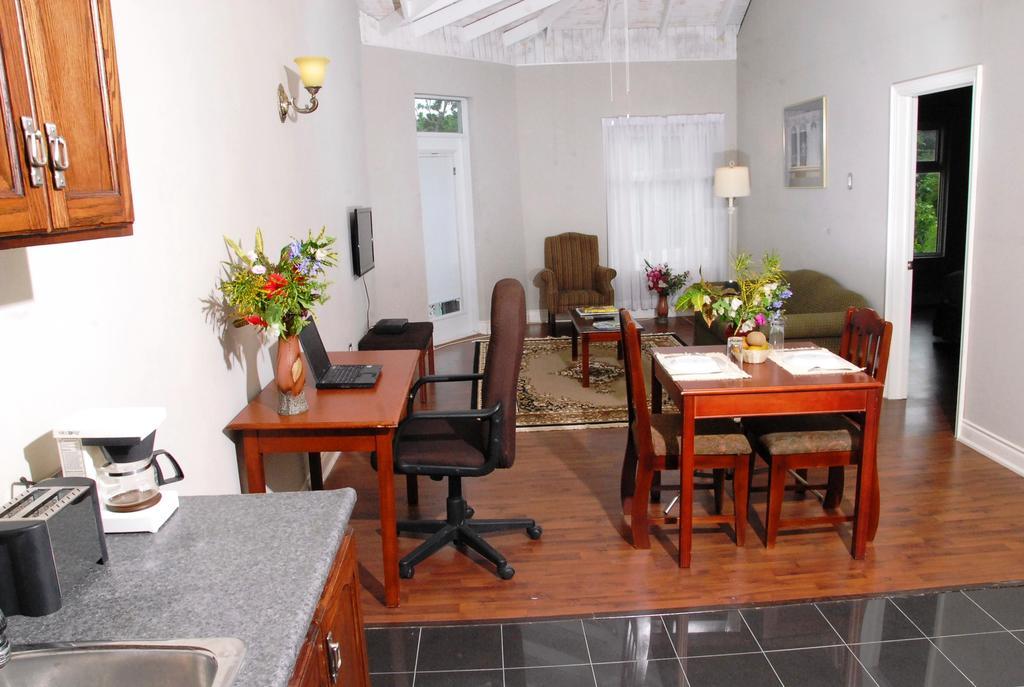Guest House Villa Mishkan Runaway Bay Exterior photo