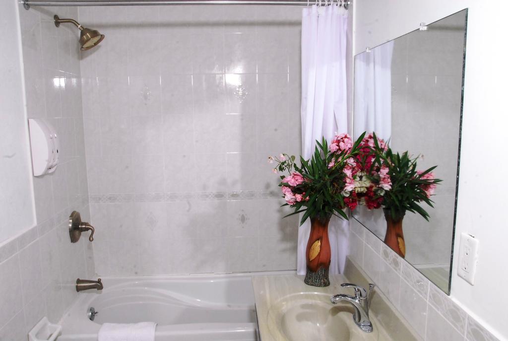 Guest House Villa Mishkan Runaway Bay Exterior photo